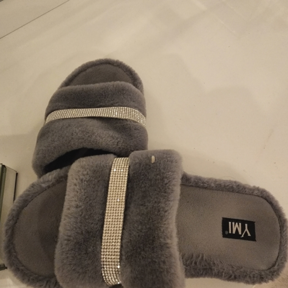πGrey slippers with rhinestones π - Picture 4 of 4